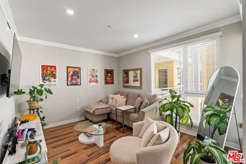 21301 Erwin Street 408, Woodland Hills, California 91367 home-pic-12